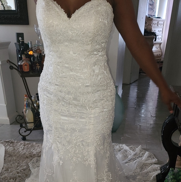 Brand new wedding dress - Picture 2 of 6